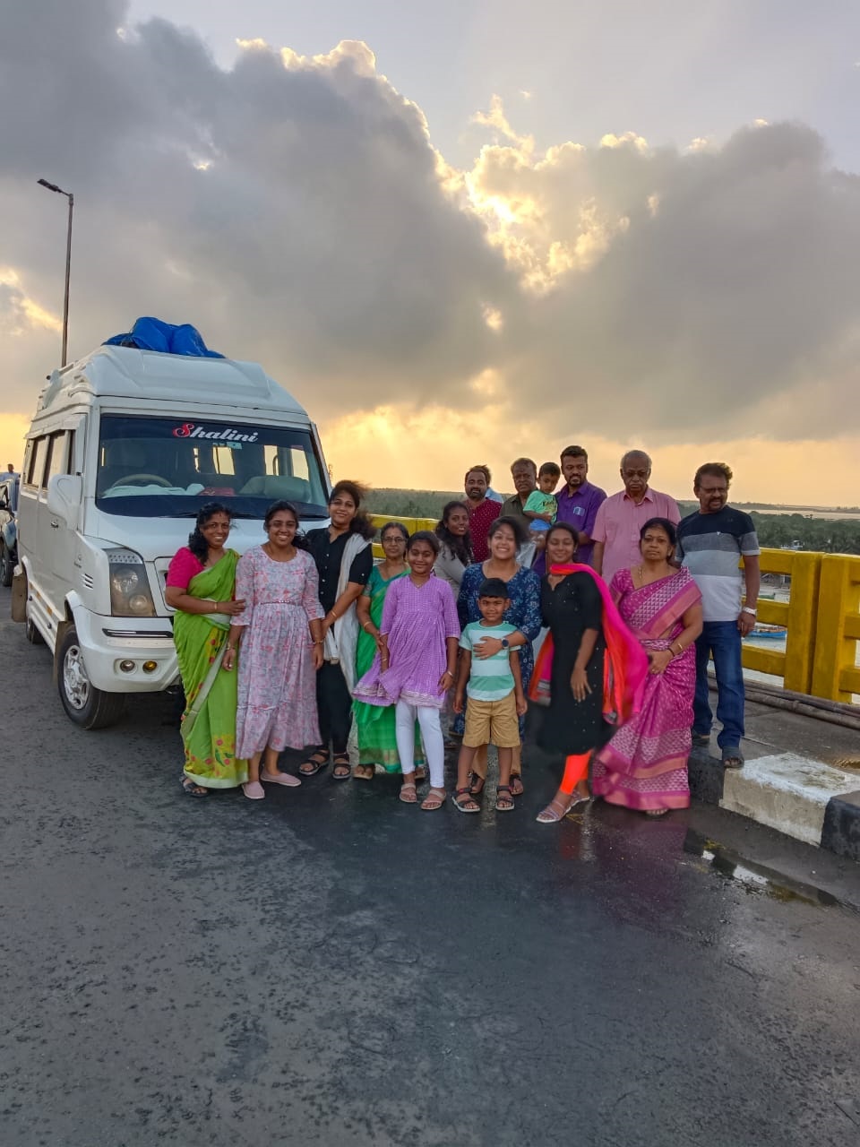 Shalini Cabs and Tempo Travellers - Munnar Tour Package